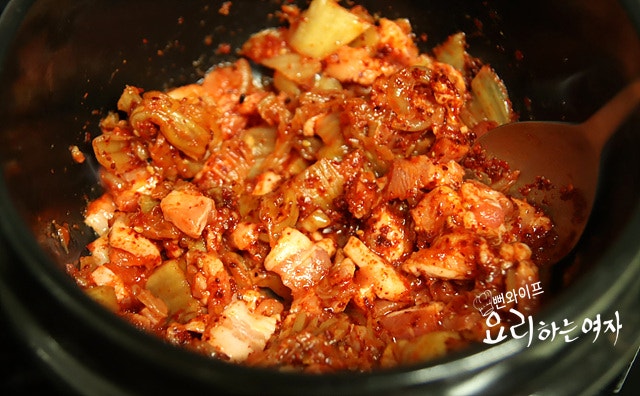 Stir-fry the meat and kimchi — step photo 2