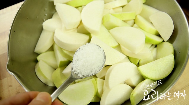 Salt the radish — step photo 1