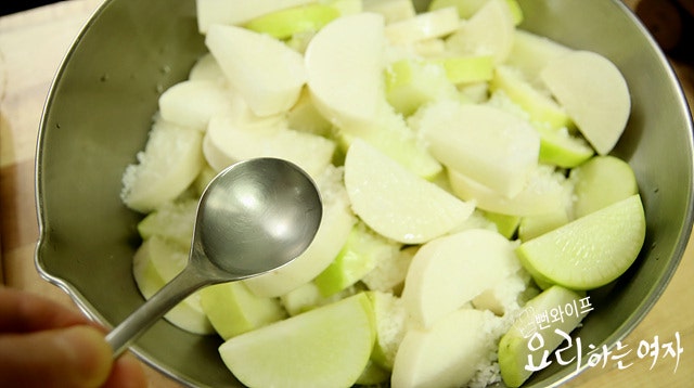Salt the radish — step photo 2