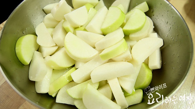 Salt the radish — step photo 1