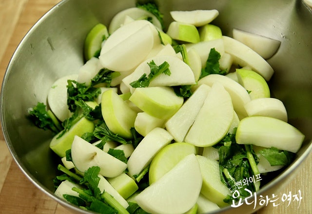 Salt the radish — step photo 1