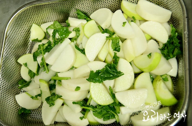 Salt the radish — step photo 2