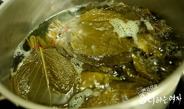 えごまの葉をゆでて洗う — 手順の写真 1