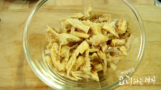 Season the dried shredded yellow pollack — step photo 1