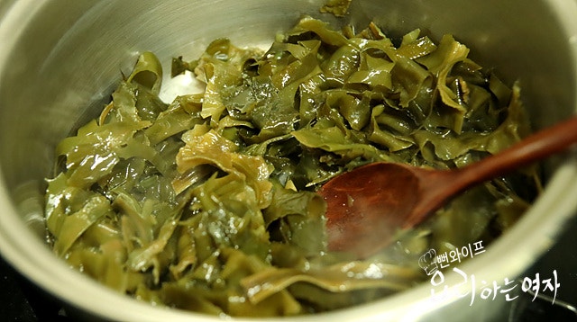 Sauté the seaweed — step photo 1