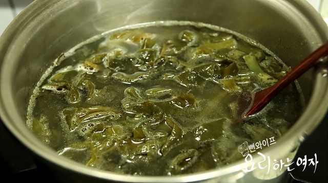 Sauté the seaweed — step photo 2