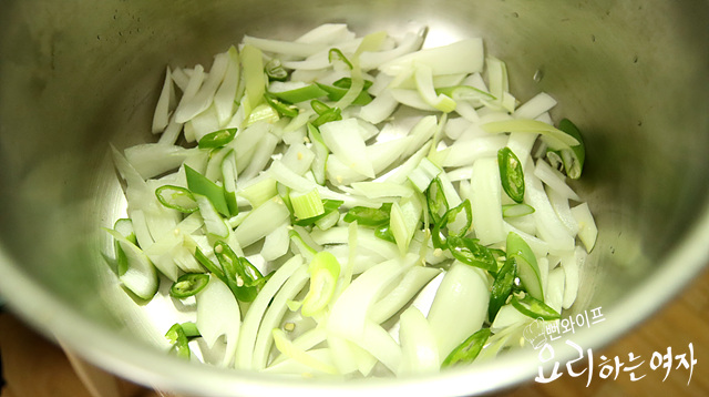 Add ingredients to the pot — step photo 1