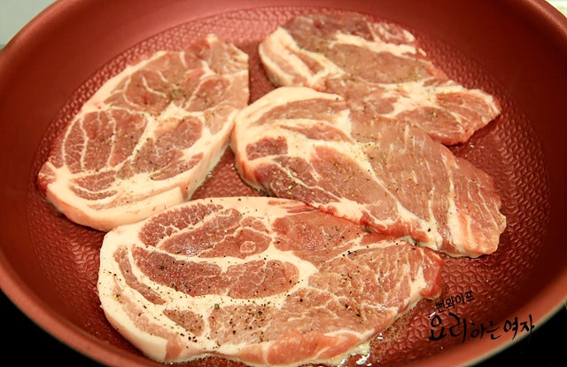 Pan-fry the meat — step photo 1