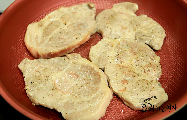 Pan-fry the meat — step photo 2