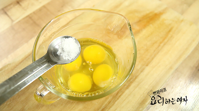 Scramble the eggs — step photo 1