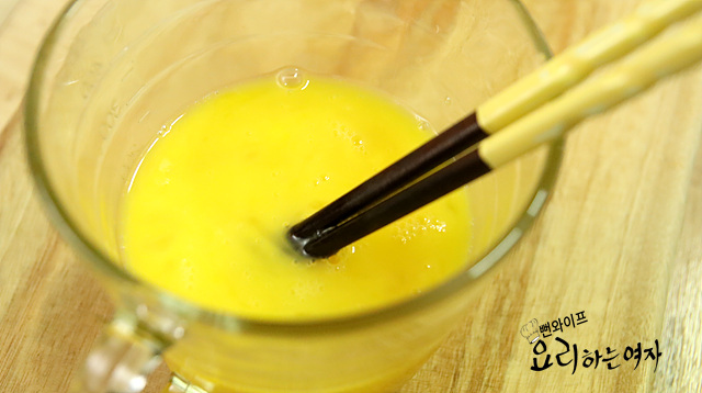 Scramble the eggs — step photo 2