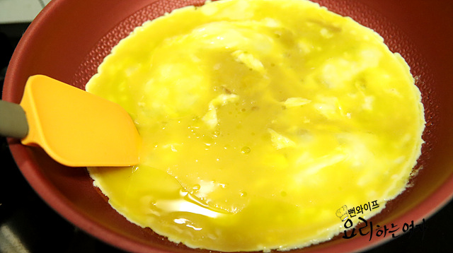 Scramble the eggs — step photo 2
