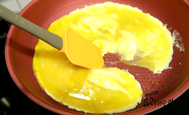 Scramble the eggs — step photo 1
