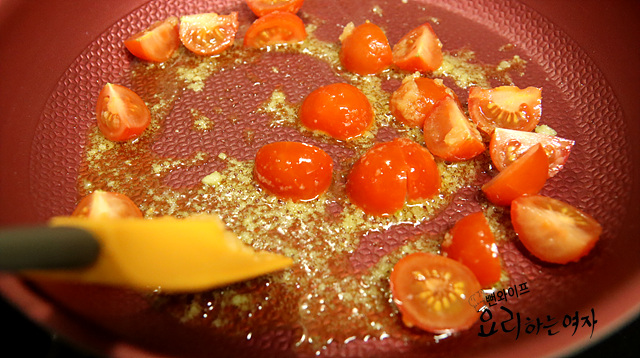 Stir-fry the tomatoes and spinach — step photo 2