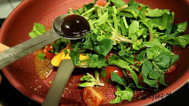 Stir-fry the tomatoes and spinach — step photo 1
