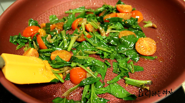 Stir-fry the tomatoes and spinach — step photo 2