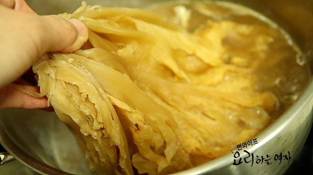 Braise the aged kimchi — step photo 1