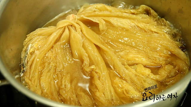 Braise the aged kimchi — step photo 2