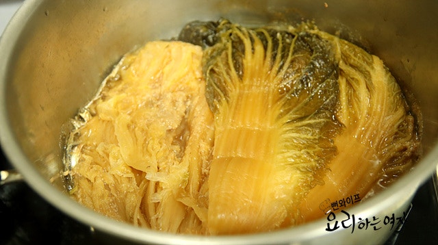 Braise the aged kimchi — step photo 3
