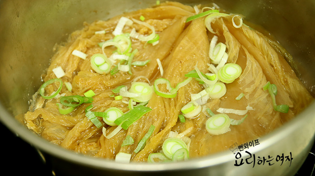 Braise the aged kimchi — step photo 1