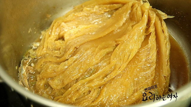 Braise the aged kimchi — step photo 2