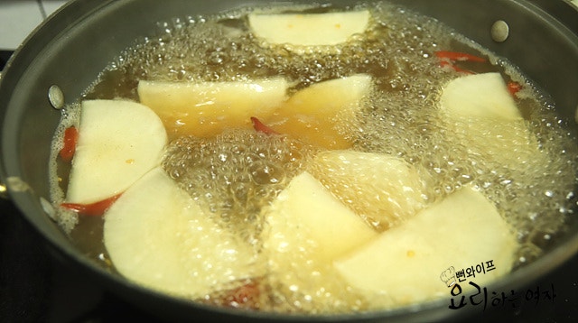 Boil the fish cake soup — step photo 1