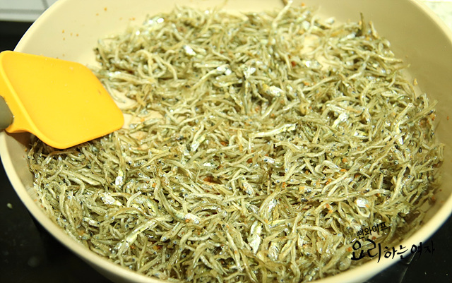 Stir-fry the anchovies — step photo 2