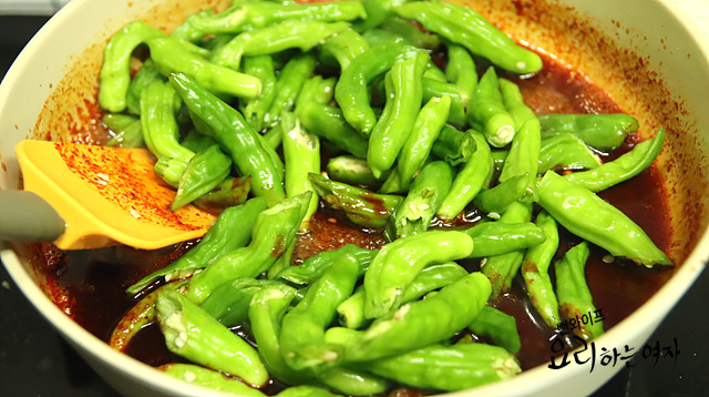 Braise the shishito peppers in seasoning — step photo 1