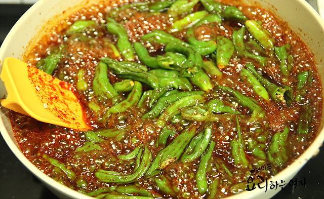Braise the shishito peppers in seasoning — step photo 2