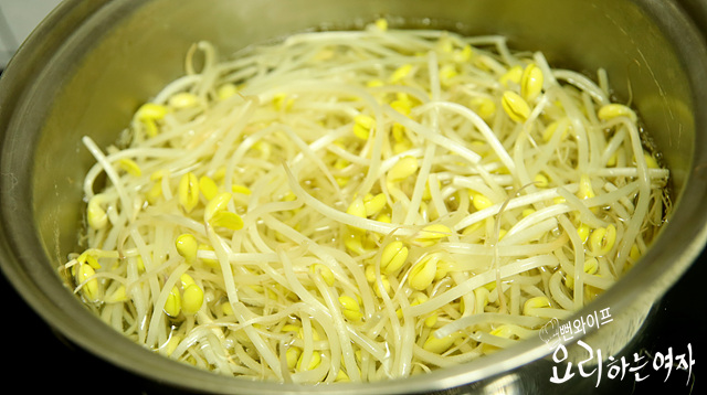 Boil the soybean sprouts — step photo 1