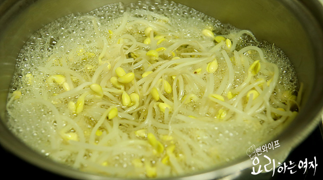Boil the soybean sprouts — step photo 2
