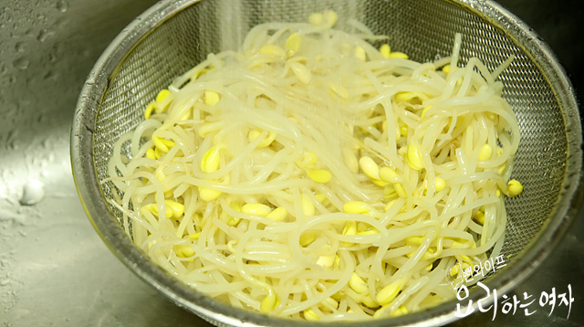 Boil the soybean sprouts — step photo 3
