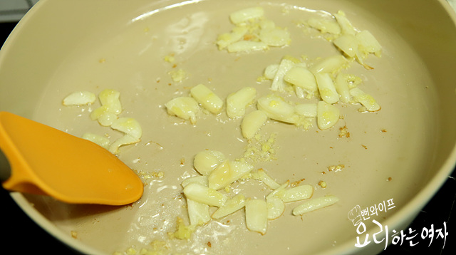 Infuse the oil with garlic and ginger — step photo 1