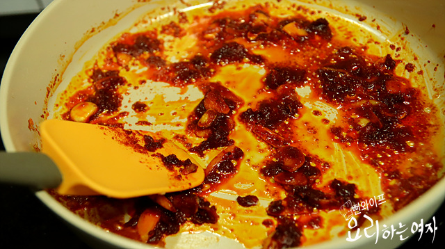 Infuse the oil with garlic and ginger — step photo 2