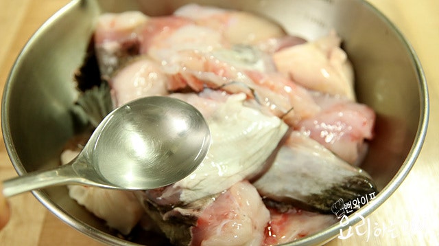 Clean the monkfish — step photo 1