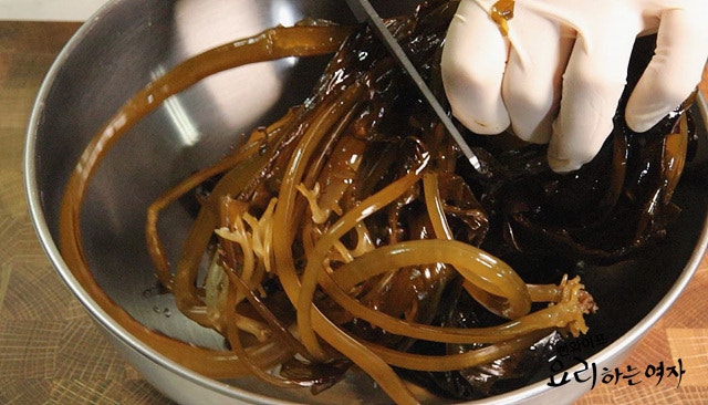 Clean the fresh seaweed — step photo 1