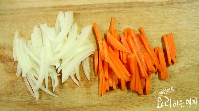 Slice vegetables and mix the sauce — step photo 1