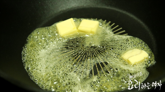 バターで玉ねぎととうもろこしを炒める — 手順の写真 1