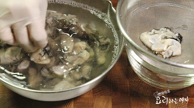 Wash the oysters — step photo