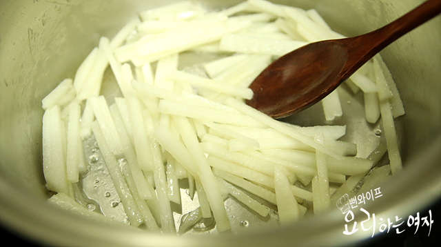 Boil the radish — step photo 1