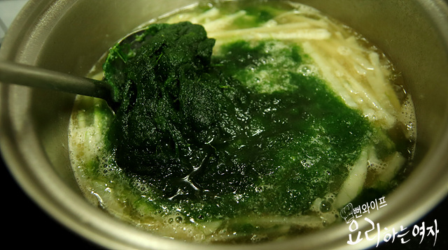 Add maesaengi and oysters and boil — step photo 1