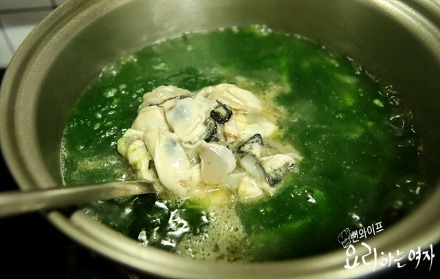 Add maesaengi and oysters and boil — step photo 2
