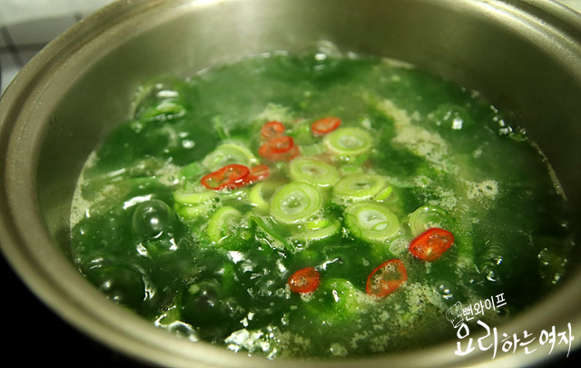 Add maesaengi and oysters and boil — step photo 1