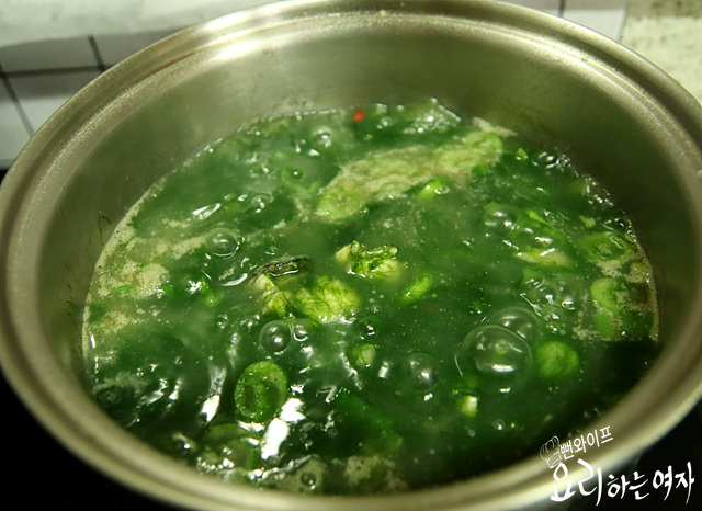 Add maesaengi and oysters and boil — step photo 2