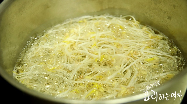 緑豆もやしをゆでる — 手順の写真 1