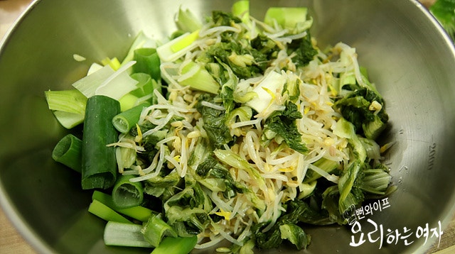 野菜を調味料で和える — 手順の写真 1