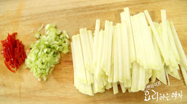 Slice ingredients and mix seasoning — step photo 1