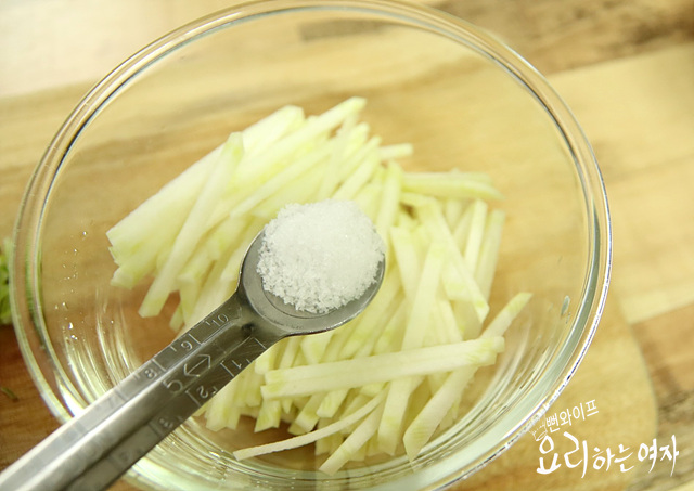 Salt the radish — step photo 1
