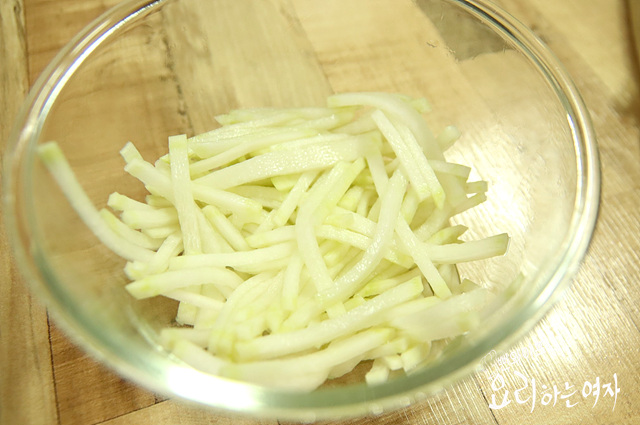 Salt the radish — step photo 2