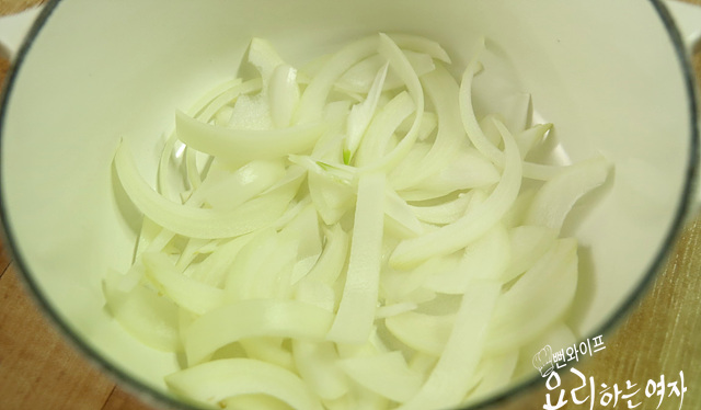Add ingredients to the pot — step photo 1